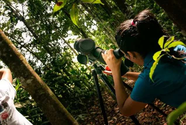 Two people taking sustainable pictures in the forest with the Responsible and Sustainable Sloth Tour.