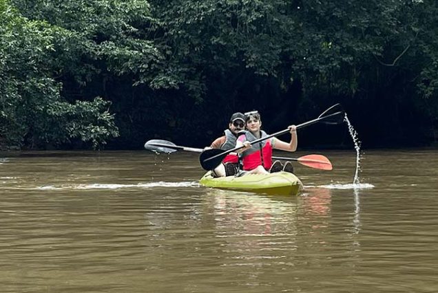 A group of people kayaking down the Rio Frío.