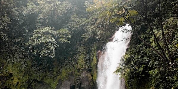 fotografía de la cascada de rio celeste