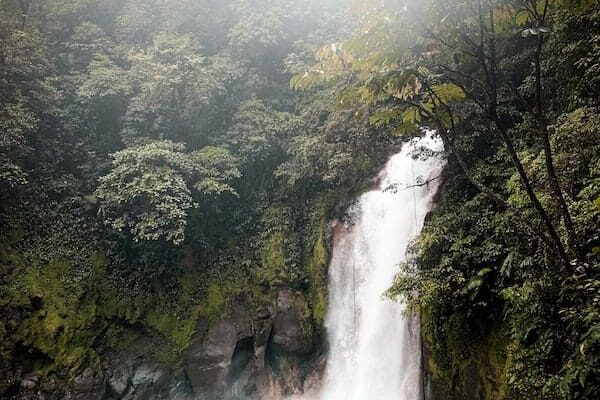 Foto de la cascada de rio celeste fotografía de la cascada de rio celeste