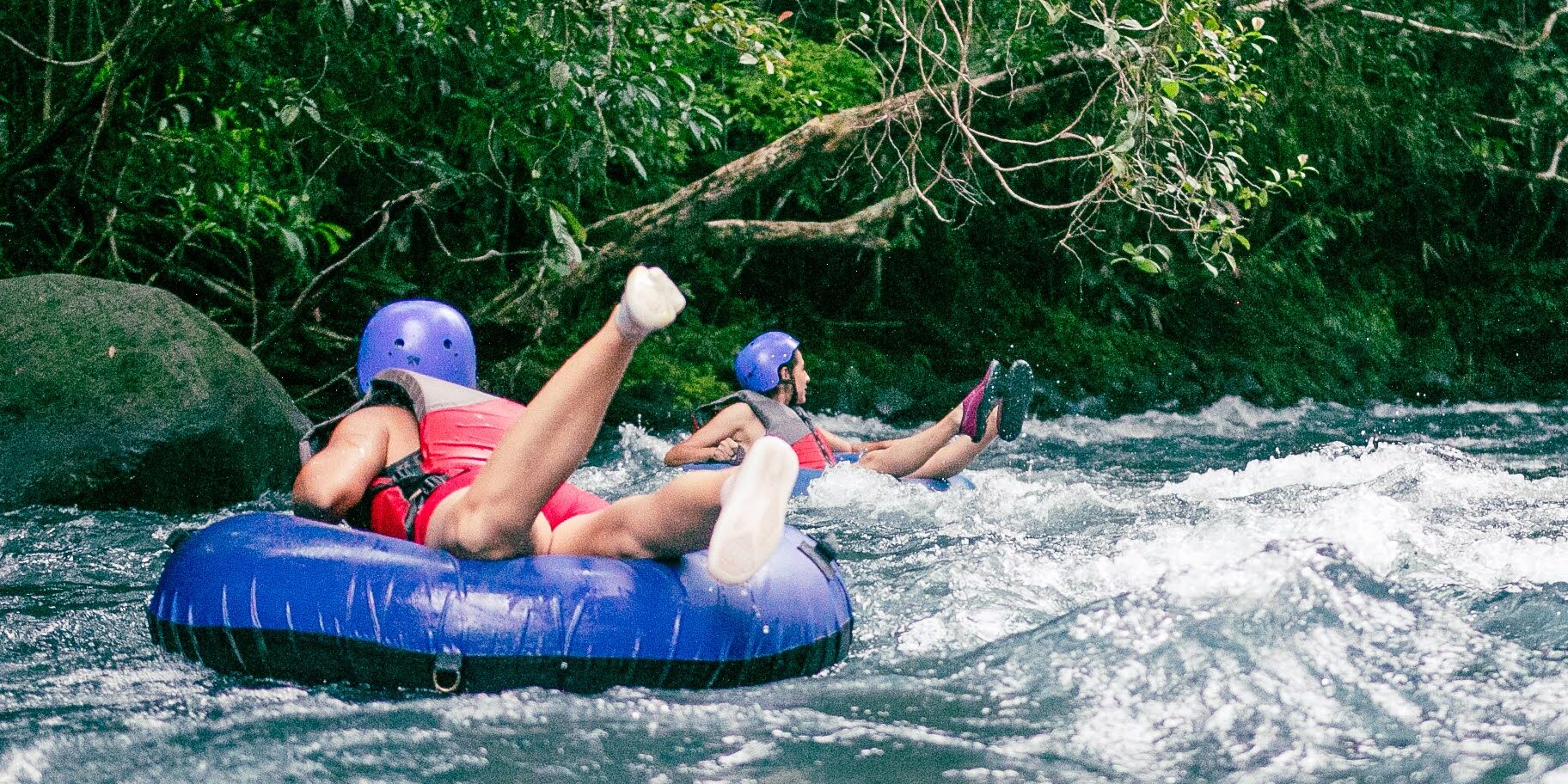Tubing in rio Celeste Onca Tours Dos personas realizando tubing en río celeste
