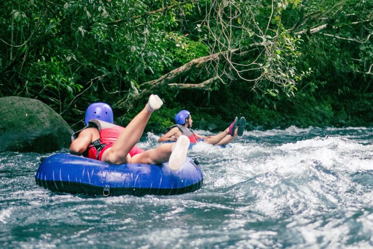 Tubing in rio Celeste Onca Tours Dos personas realizando tubing en río celeste